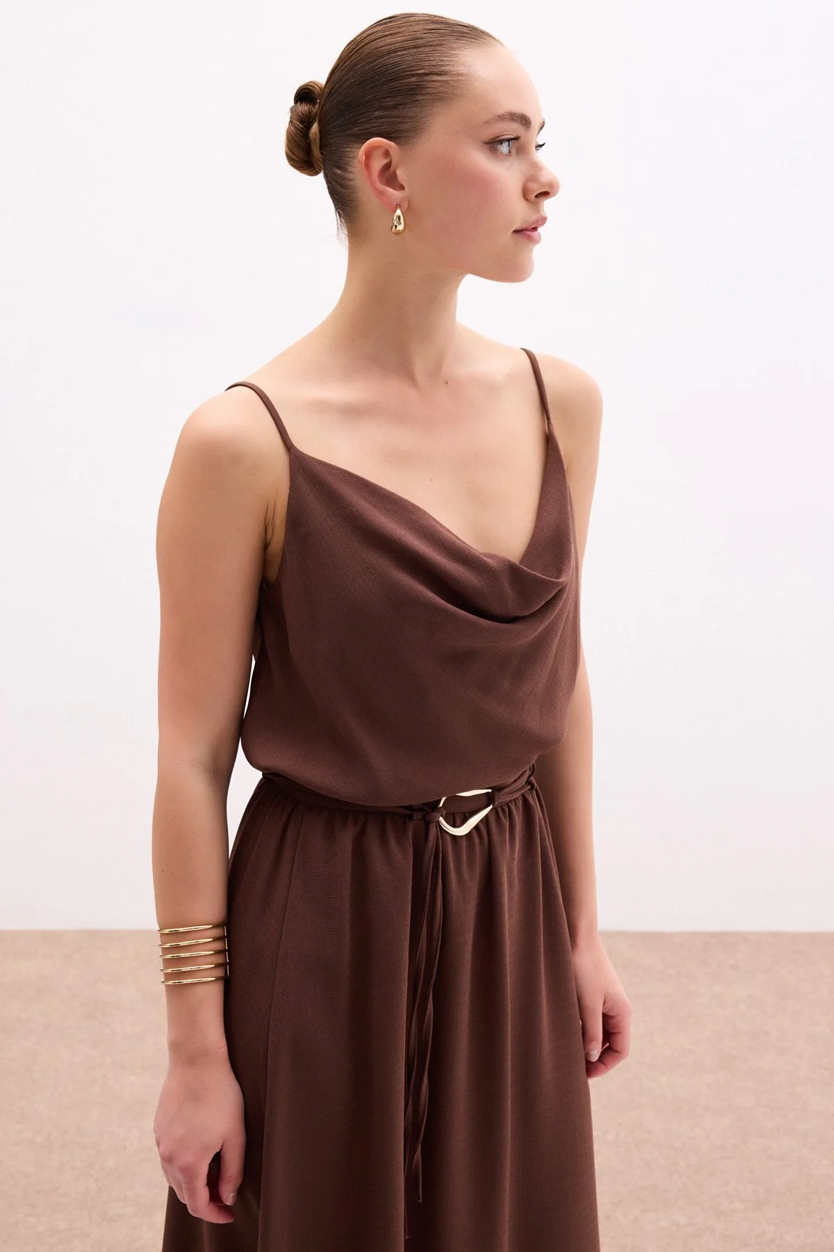 Degaje Yaka Dökümlü Bluz - Kahve